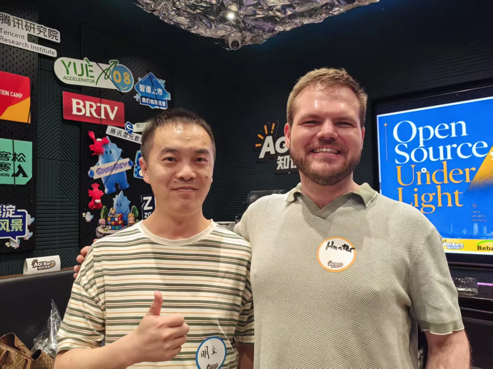 与DeepSeek作者合影